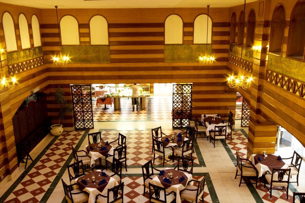 Cataract Pyramids Resort Kafret el-Gabal Exterior foto