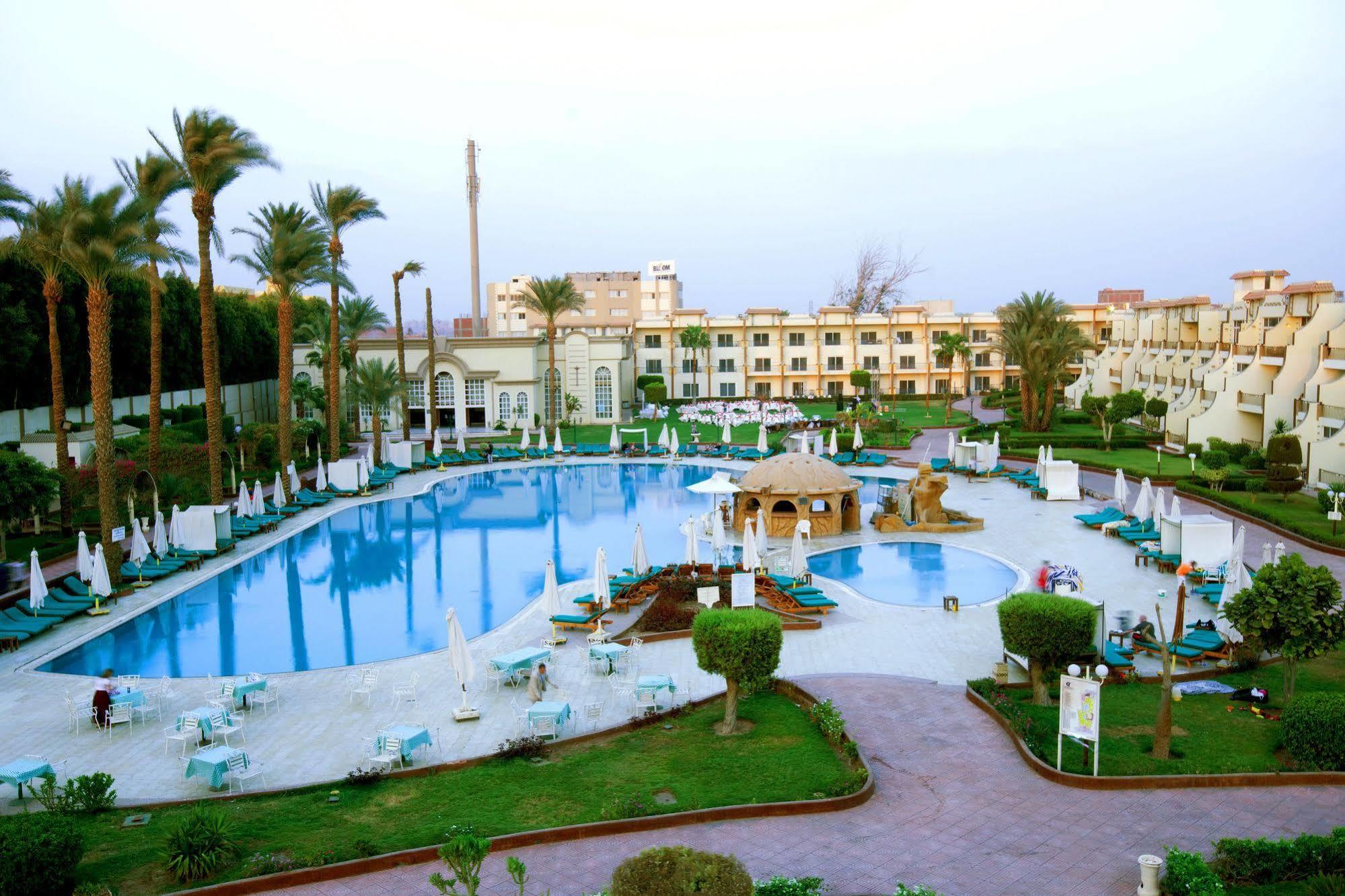 Cataract Pyramids Resort Kafret el-Gabal Exterior foto